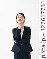考え事をするスーツの女性 127617731