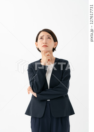 考え事をするスーツの女性 考え事をするスーツの女性 127617731