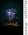 夜空を彩る鮮やかな花火の連発 127617748