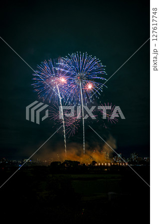 夜空を彩る鮮やかな花火の連発 夜空を彩る鮮やかな花火の連発 127617748