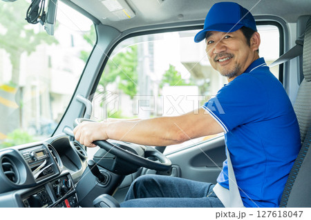 ドライバーの男性 127618047