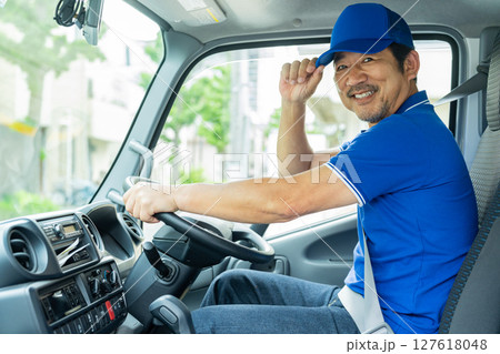 ドライバーの男性 ドライバーの男性 127618048