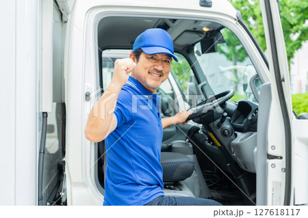 ドライバーの男性 127618117