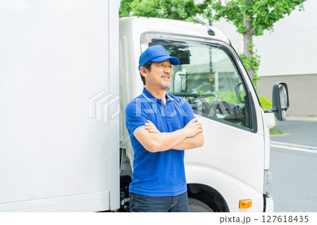 ドライバーの男性 127618435