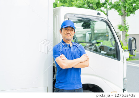 ドライバーの男性 127618438