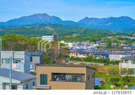 秋の山梨県甲斐市の中央自動車道 双葉SAから北側の眺望(甲斐市,曲岳,茅ヶ岳,金ヶ岳など) 127618655