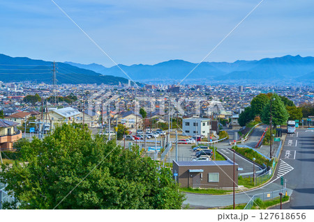 秋の山梨県甲斐市の中央自動車道 双葉SAから東側の眺望(甲斐市,甲府市,達沢山など) 127618656
