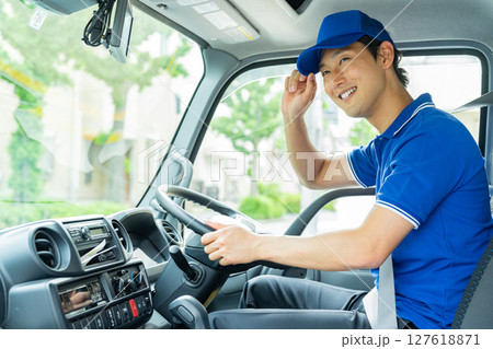 ドライバーの若い男性 127618871