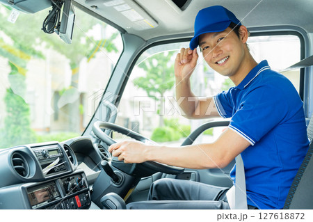 ドライバーの若い男性 ドライバーの若い男性 127618872