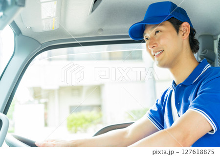 ドライバーの若い男性 127618875