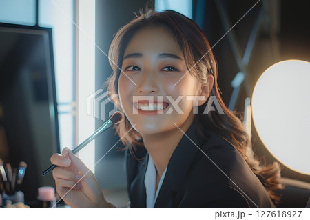 鏡に向かう日本人美人女性像を生成AIで表現（横写真） 127618927