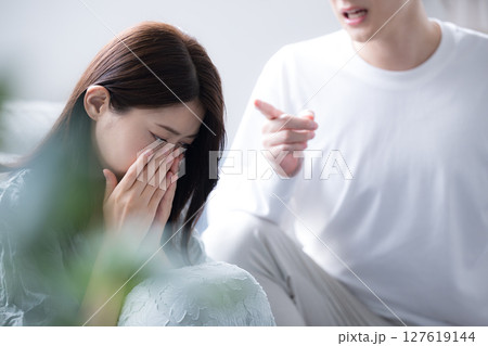 モラハラなど夫婦やカップルなどの喧嘩や怒るハラスメントのイメージ モラハラなど夫婦やカップルなどの喧嘩や怒るハラスメントのイメージ 127619144