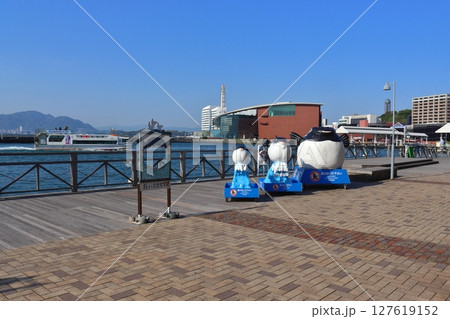 カモンワーフのデッキ通路から眺める入港するフェリーと、海響館方面の景色(山口県下関市) カモンワーフのデッキ通路から眺める入港するフェリーと、海響館方面の景色(山口県下関市) 127619152