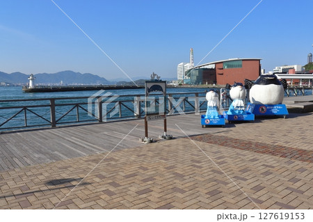 カモンワーフのデッキ通路から眺める、あるかぽーと、海響館(山口県下関市) カモンワーフのデッキ通路から眺める、あるかぽーと、海響館(山口県下関市) 127619153