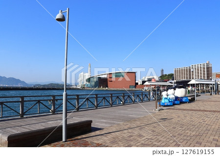 カモンワーフのデッキ通路から眺める、あるかぽーと、海響館（山口県下関市） 127619155