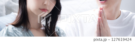 カップルで喧嘩をして謝る男性　ごめんね～ 127619424