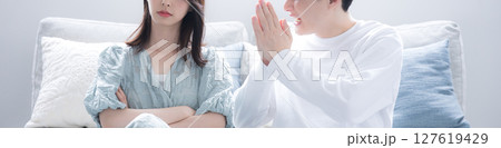 カップルで喧嘩をして謝る男性　顔なしのごめんね～バナー 127619429