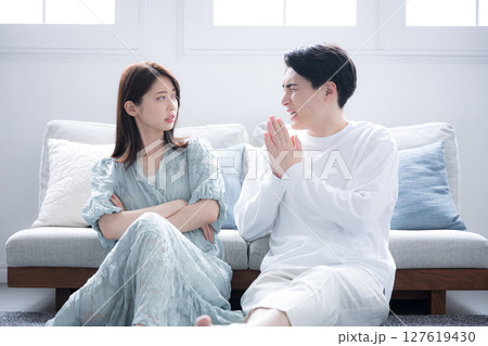 カップルで喧嘩をして謝る男性　顔なしのごめんね～ 127619430