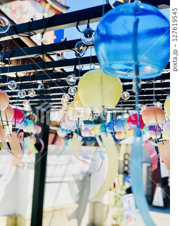 夏素材：黒壁スクエアにある風鈴　兵庫県 127619545