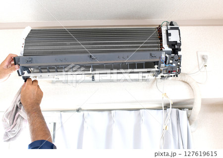 住宅のエアコン点検をする作業員の手元 住宅のエアコン点検をする作業員の手元 127619615