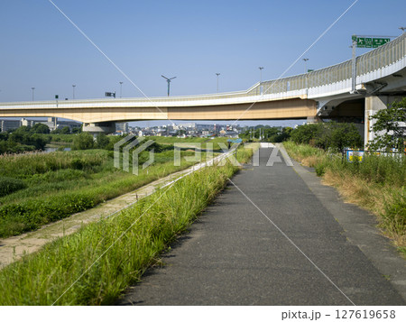 猪名川堤防の遊歩道と阪神高速道路 猪名川堤防の遊歩道と阪神高速道路 127619658