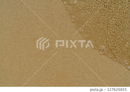 Golden Sand Meets Gentle Waves A Serene Beach Scene for Relaxation and Vacation Vibes 127620855