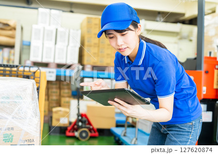 荷物を管理する若い女性 127620874