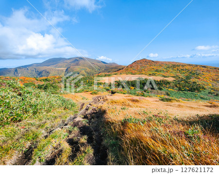 秋の栗駒山登山(栗駒山~秣岳:栗駒山方面の眺め) 秋の栗駒山登山(栗駒山~秣岳:栗駒山方面の眺め) 127621172