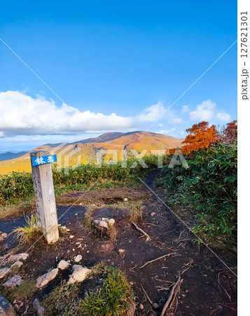 秋の栗駒山登山(秣岳山頂から栗駒山の眺め) 秋の栗駒山登山(秣岳山頂から栗駒山の眺め) 127621301