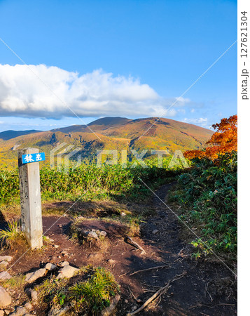 秋の栗駒山登山（秣岳山頂から栗駒山の眺め） 127621304