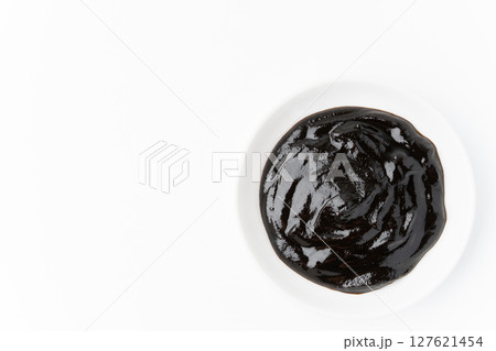 白背景に小皿に入れた甜麺醤 127621454