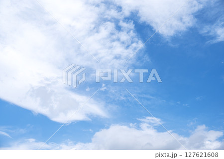 初夏の空 夏 青空 晴れ 6月 【神奈川県 秦野市】 127621608