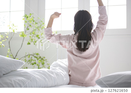 パジャマでくつろぐ若い女性 パジャマでくつろぐ若い女性 127621650