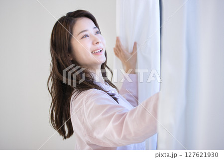 パジャマでくつろぐ若い女性 パジャマでくつろぐ若い女性 127621930