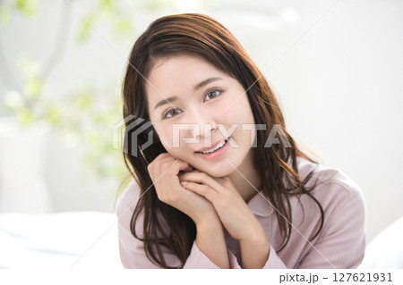 パジャマでくつろぐ若い女性 パジャマでくつろぐ若い女性 127621931