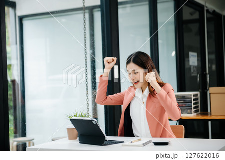 Successful Successful African Businesswoman Analysing  African Businesswoman Analysing  African Businesswoman Analysing  Businesswoman Analysing  127622016