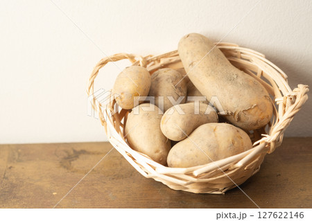 籠に入ったジャガイモのイメージ　(メークイン) 127622146