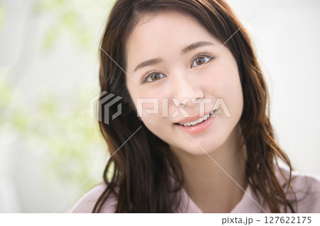 パジャマでくつろぐ若い女性 パジャマでくつろぐ若い女性 127622175