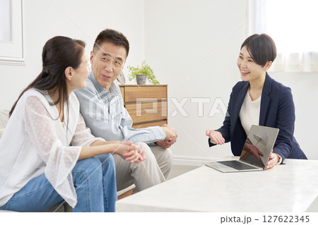 セールスレディと会話するシニア夫婦 リビング セールスレディと会話するシニア夫婦 リビング 127622345
