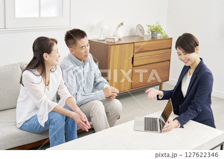 セールスレディと会話するシニア夫婦　リビング 127622346