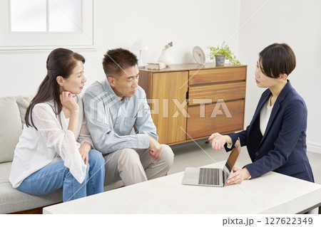 セールスレディと話すシニア夫婦 リビング セールスレディと話すシニア夫婦 リビング 127622349