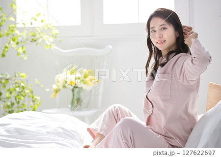 パジャマでくつろぐ若い女性 127622697