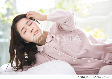 パジャマでくつろぐ若い女性 パジャマでくつろぐ若い女性 127622698