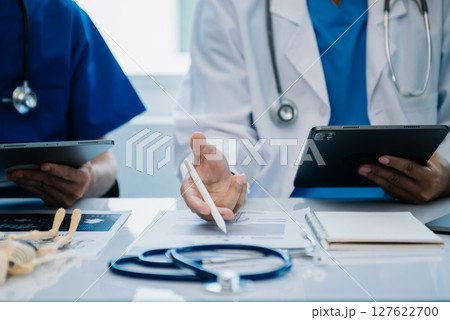Meeting team of doctor and medical staff Consultation about the treatment of heart disease, pneumonia, gastrointestinal and stomach diseases. and osteoporosis Meeting team of doctor and medical staff Consultation about the treatment of heart disease, pneumonia, gastrointestinal and stomach diseases. and osteoporosis 127622700
