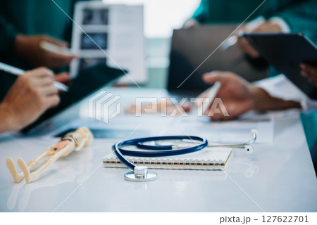 Meeting team of doctor and medical staff Consultation about the treatment of heart disease, pneumonia, gastrointestinal and stomach diseases. and osteoporosis 127622701