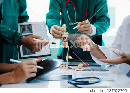 Meeting team of doctor and medical staff Consultation about the treatment of heart disease, pneumonia, gastrointestinal and stomach diseases. and osteoporosis Meeting team of doctor and medical staff Consultation about the treatment of heart disease, pneumonia, gastrointestinal and stomach diseases. and osteoporosis 127622706