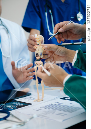 Meeting team of doctor and medical staff Consultation about the treatment of heart disease, pneumonia, gastrointestinal and stomach diseases. and osteoporosis Meeting team of doctor and medical staff Consultation about the treatment of heart disease, pneumonia, gastrointestinal and stomach diseases. and osteoporosis 127622714