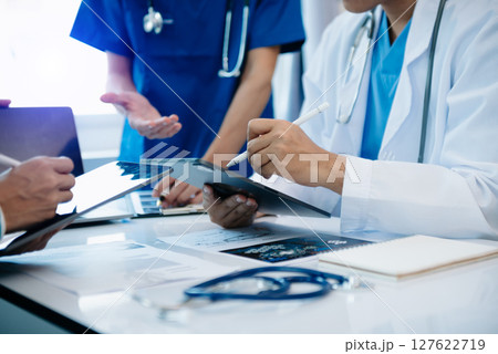 Meeting team of doctor and medical staff Consultation about the treatment of heart disease, pneumonia, gastrointestinal and stomach diseases. and osteoporosis Meeting team of doctor and medical staff Consultation about the treatment of heart disease, pneumonia, gastrointestinal and stomach diseases. and osteoporosis 127622719