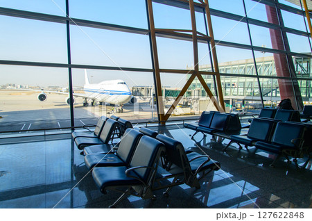 飛行機の見える空港内にある待合室ベンチの風景 127622848