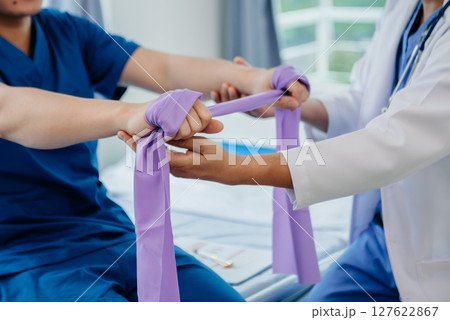 Doctor consulting with patient Back problems Physical on the bed in clinic concept Doctor consulting with patient Back problems Physical on the bed in clinic concept 127622867